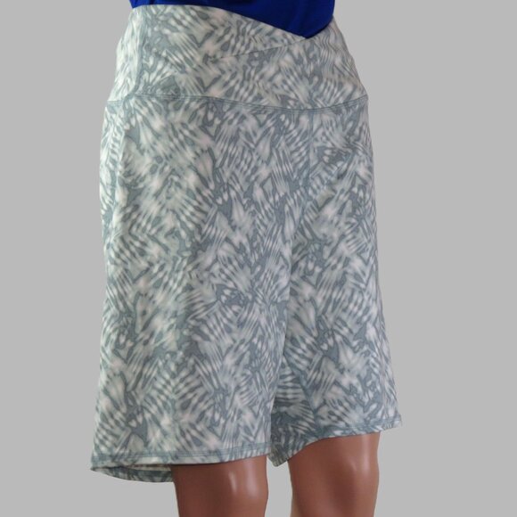 Maurices Women's Green & White Biker Shorts Knee Length Size 2XL (C954) - Picture 2 of 5